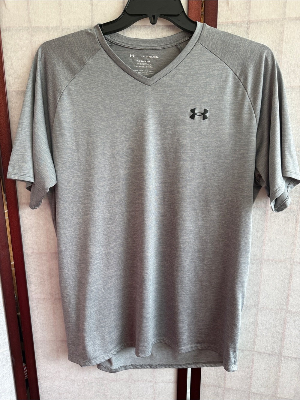 Under Armour Men's Grey V-Neck Shirt, Size XLT